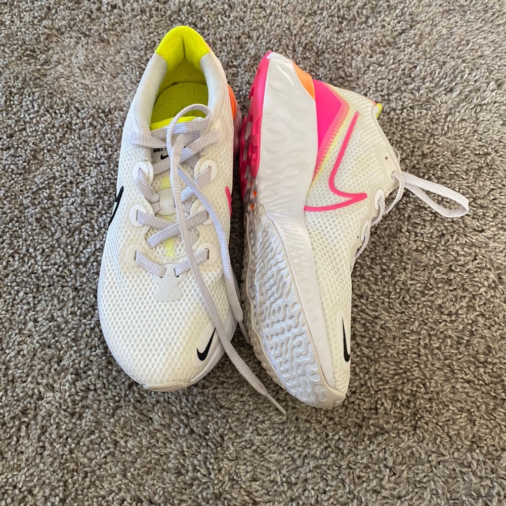 Nike woman’s tennis shoes